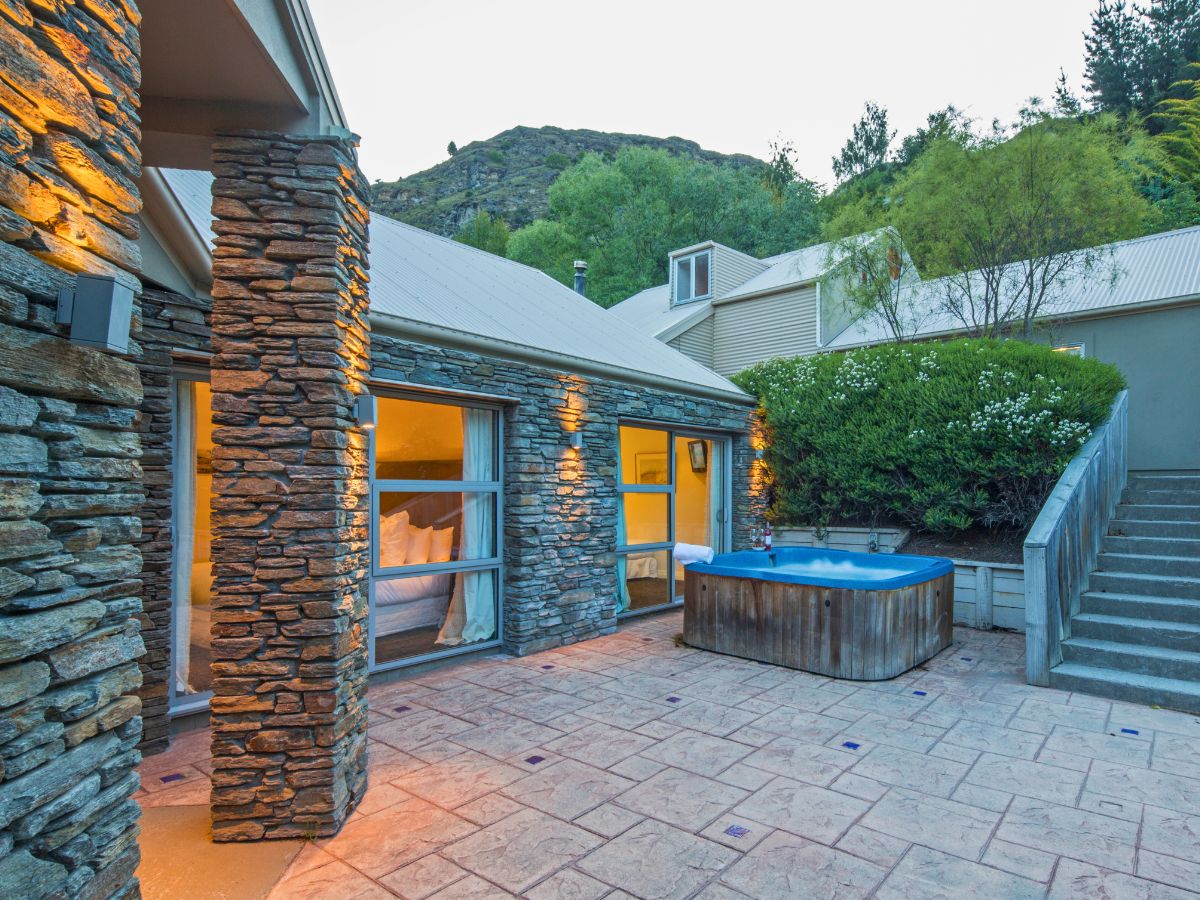 Riverview Retreat Queenstown – 4 Bedrooms