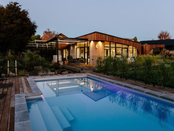 wanaka holiday home with pool